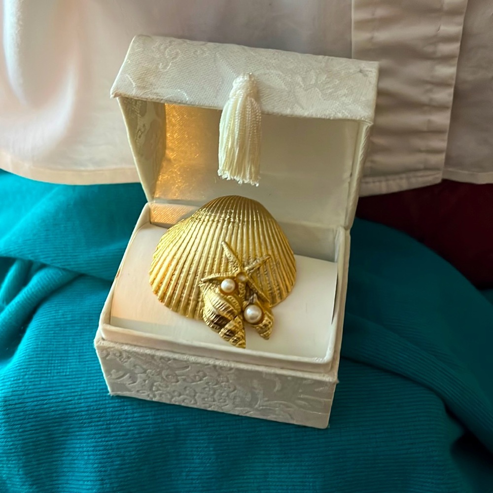 🌻3 for$15🌻 Gold shell brooch w/2 pearl accents. Great gift for yourself!